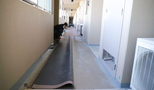 長尺シート　防水　貼り替え　廊下　階段　マンション　工事