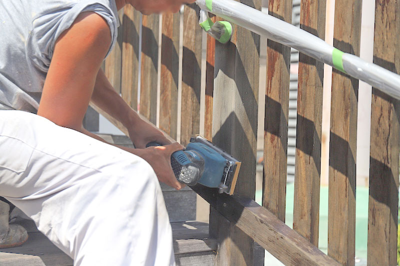 ウッドデッキ　メンテナンス　階段　木　木部　塗装　工事　やすりがけ　サンダー