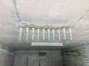 掘り込み車庫　天井　ひび割れ補修