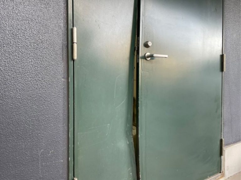 凹んだ建物ドアを交換・塗装工事で元通りに！