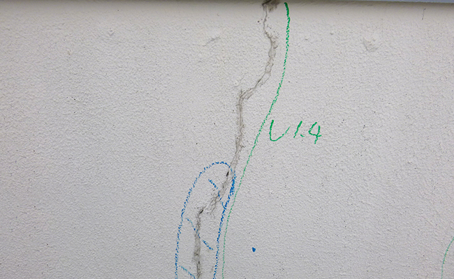 クラック補修uカット工事 外壁 防水 外壁などの改修工事や 雨漏り修理は山陽工業へ